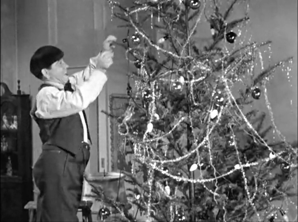 Moe tries to decorate the Christmas tree in "He Cooked His Goose"